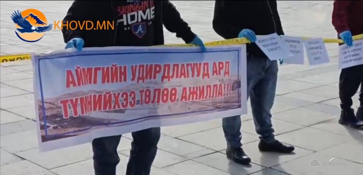 Тээвэрчид Ард Аюушийн талбайд жагсаж аймгийн удирдлагуудад шаардлага хүргүүллээ