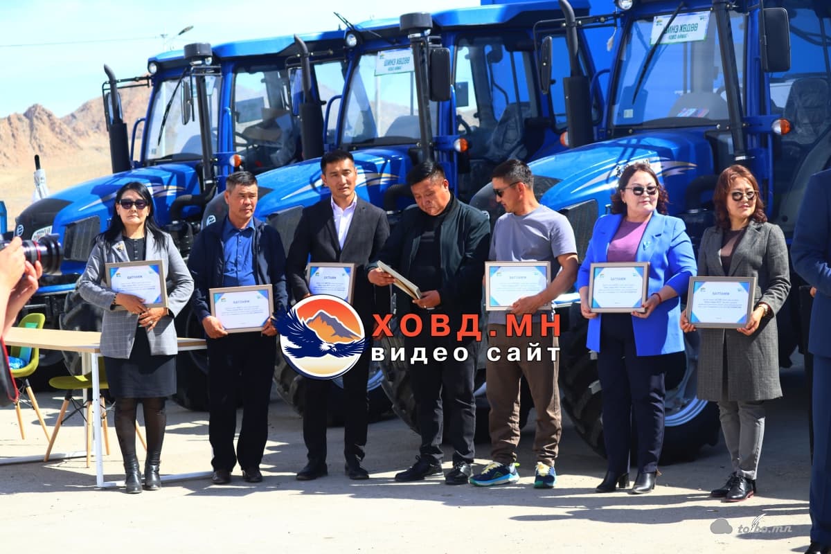 “Шинэ хөдөө” төслийн хүрээнд Ховд аймгийн 17 суманд иж бүрэн тракторуудыг гардуулан өгсөн байна.