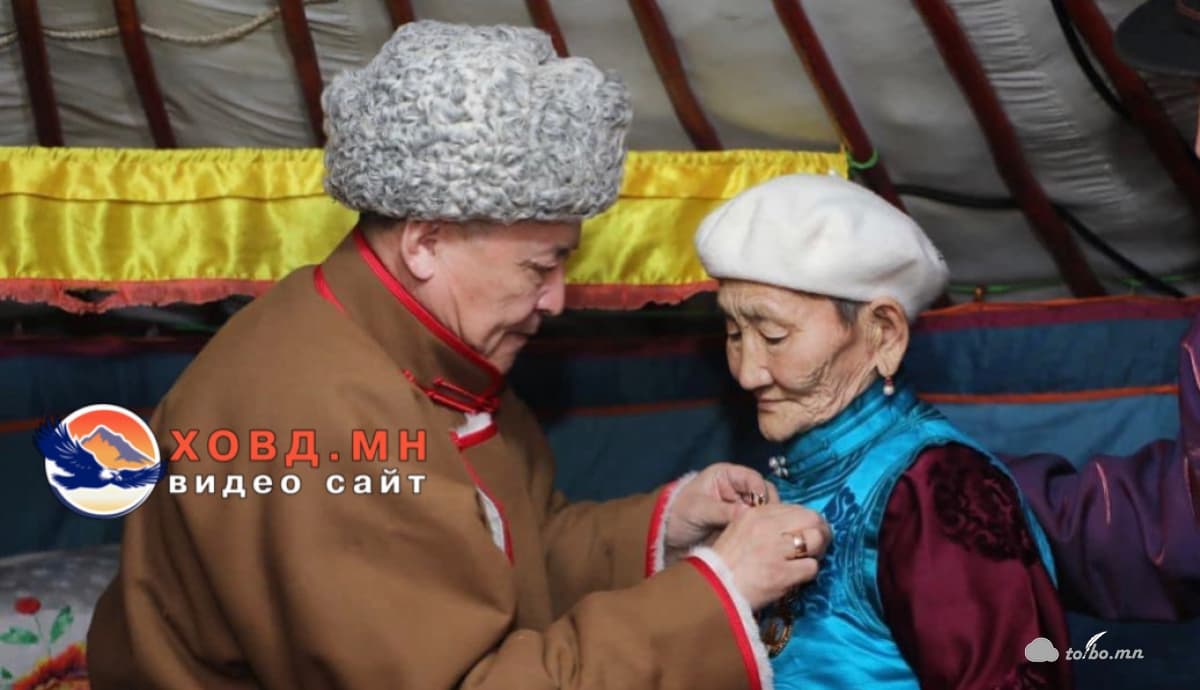 Ч.Жавзандулам хөдөлмөрийн гавьяаны улаан тугийн одонгоор шагнагдлаа.
