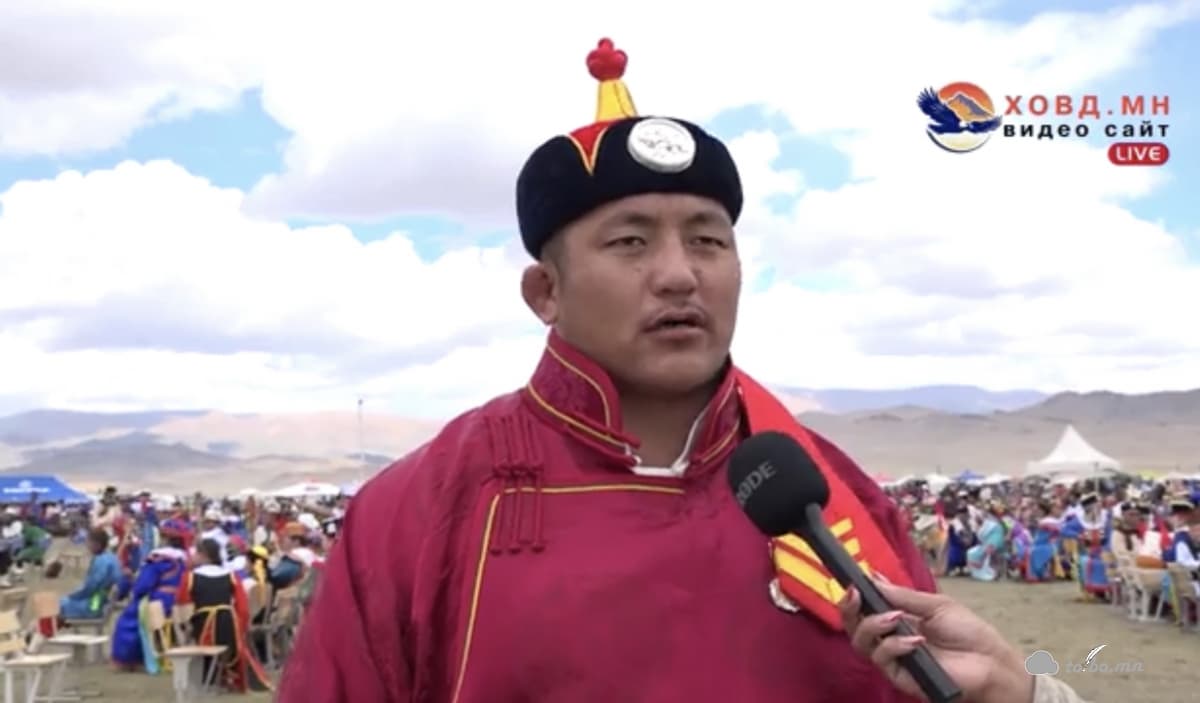 Б.Бат-Өлзийг арслан цолны дайтай заан хэмээн ард иргэд бэлэгшээж байна