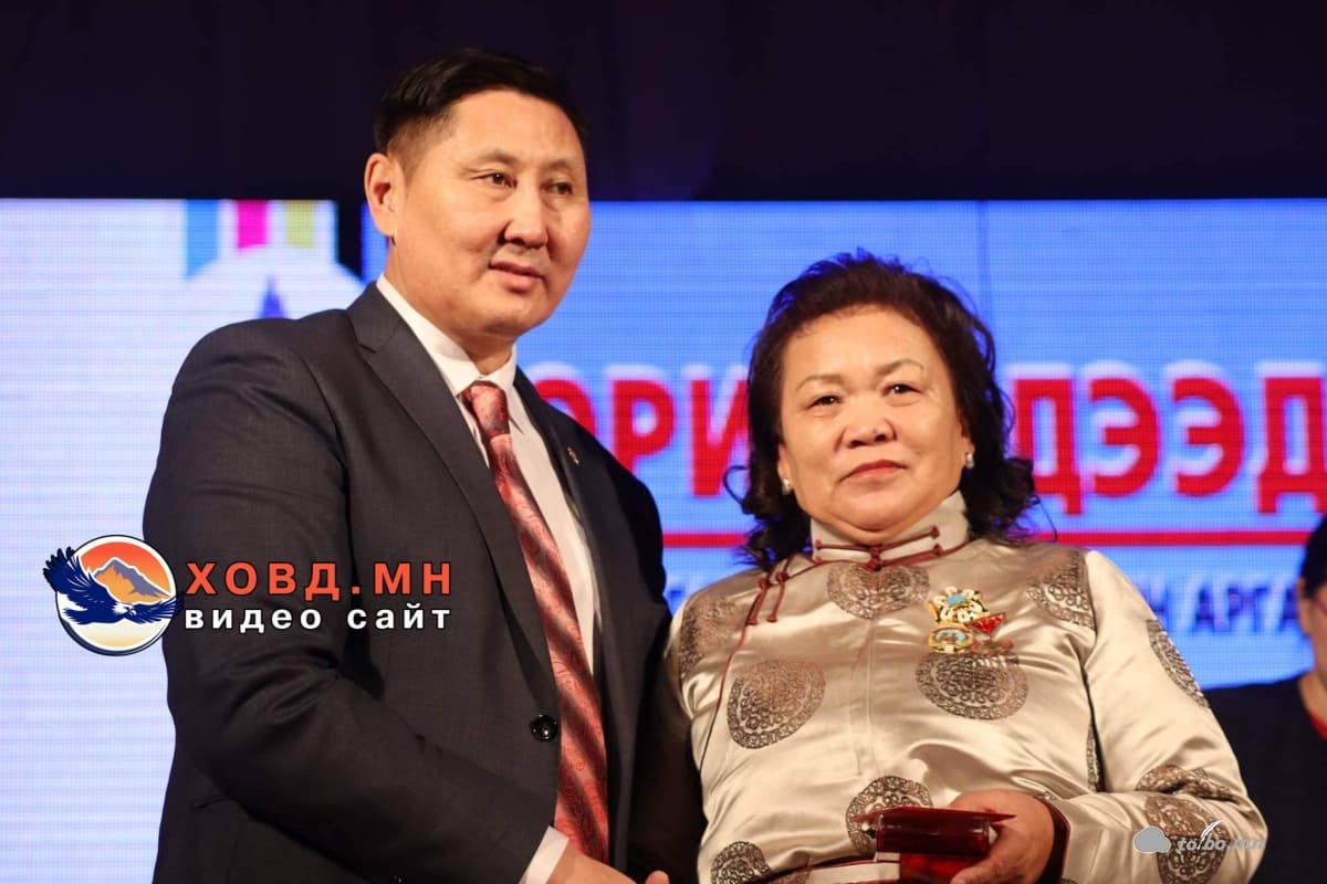 Я.Тэрбиш “Алтан гадас” одонгоор энгэрээ мялаалаа.