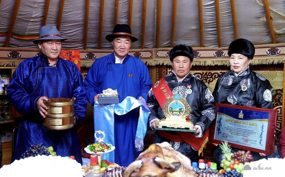 Дарви сумын малчин Д.Хуягаа Монгол улсын аварга малчин боллоо.