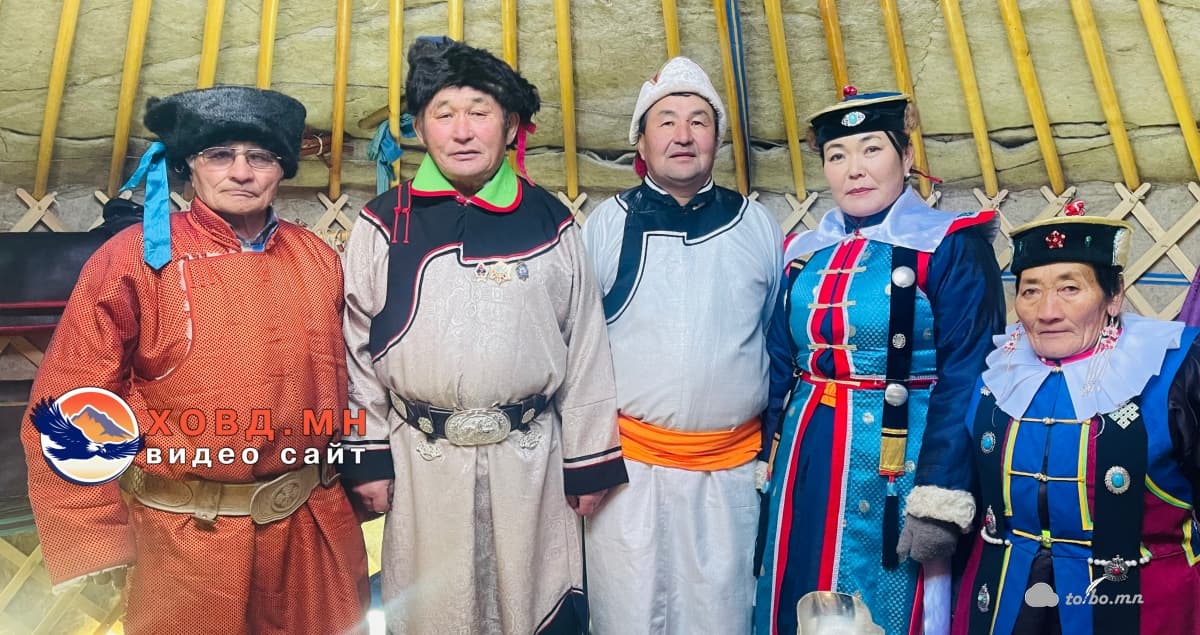 Үенчийн өв тээгчдийн төлөөлөл.