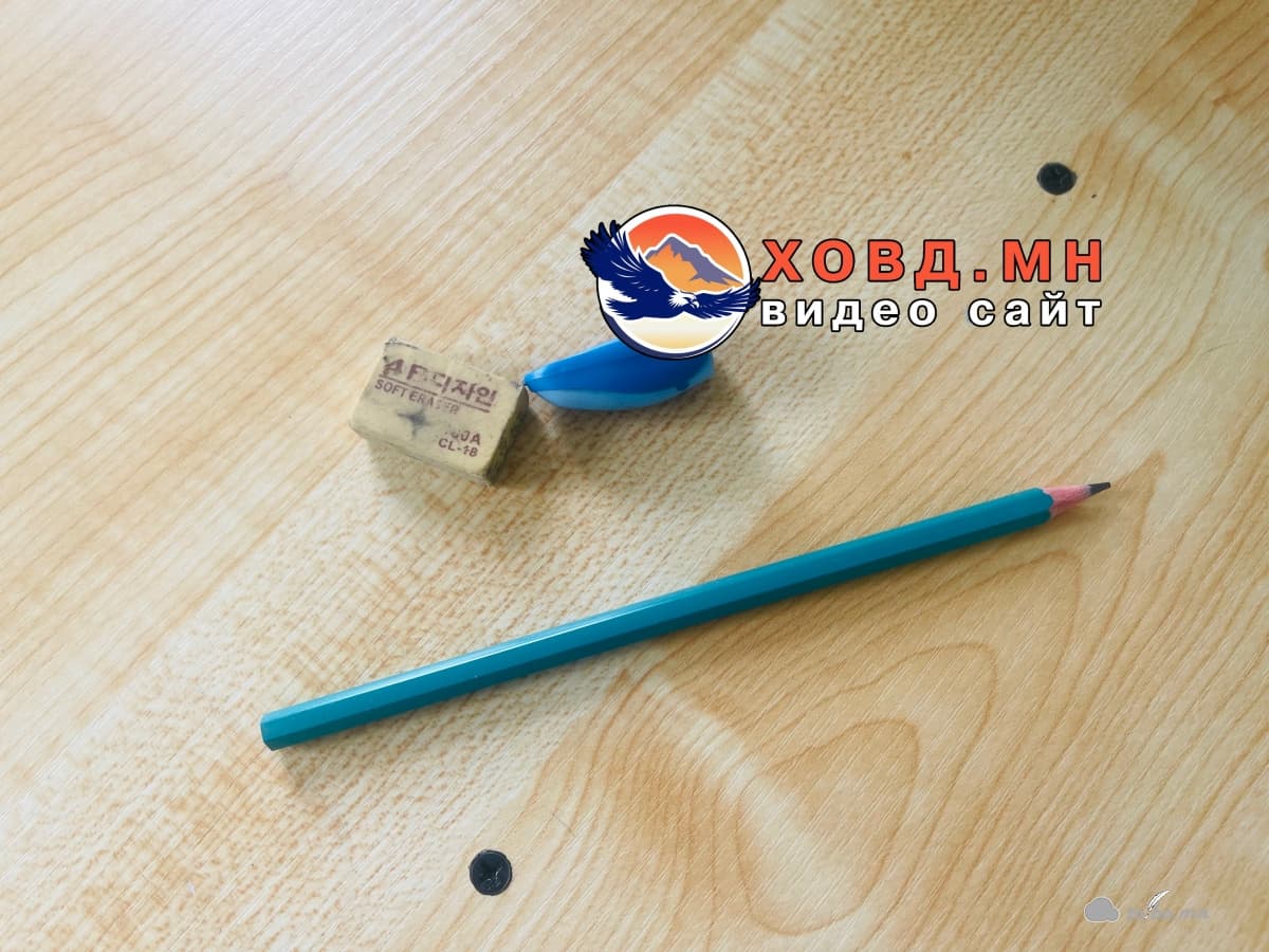 ЭЕШ өгч буй сурагчдад тарааж буй харандаа баллуур шүүмжлэл дагуулж байна