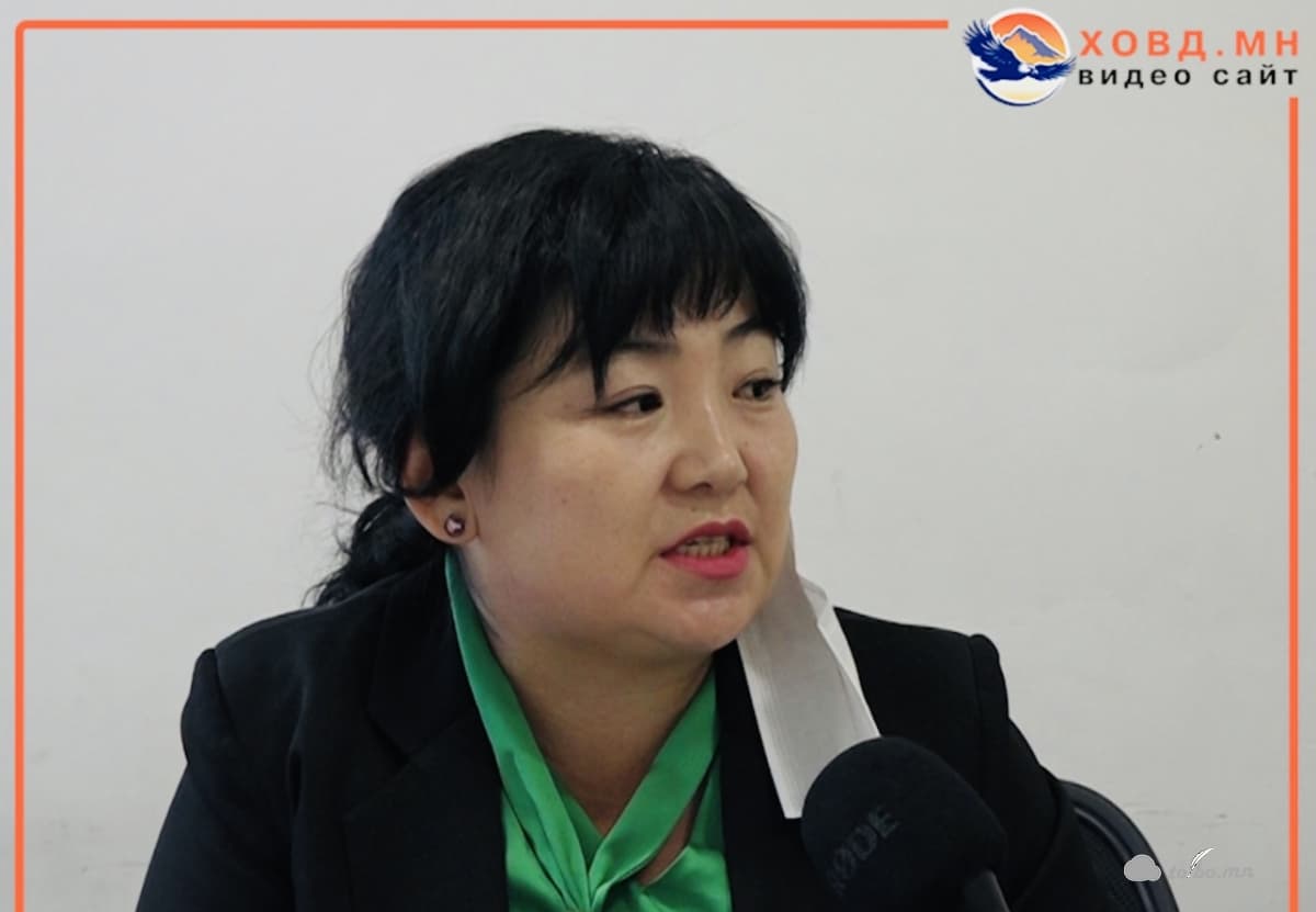 Тэр өглөө бүр ажилдаа цагтаа ирдэг. Энэ өглөө гэхэд 07:30 минутанд ажил дээрээ ирсэн байв.