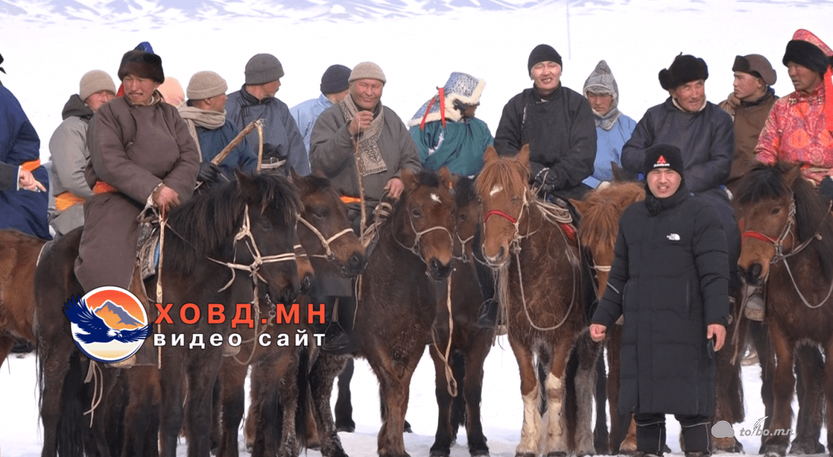 Торгуудын торгон жороо үзүүлбэр, хурдан морьдын уралдаан боллоо.