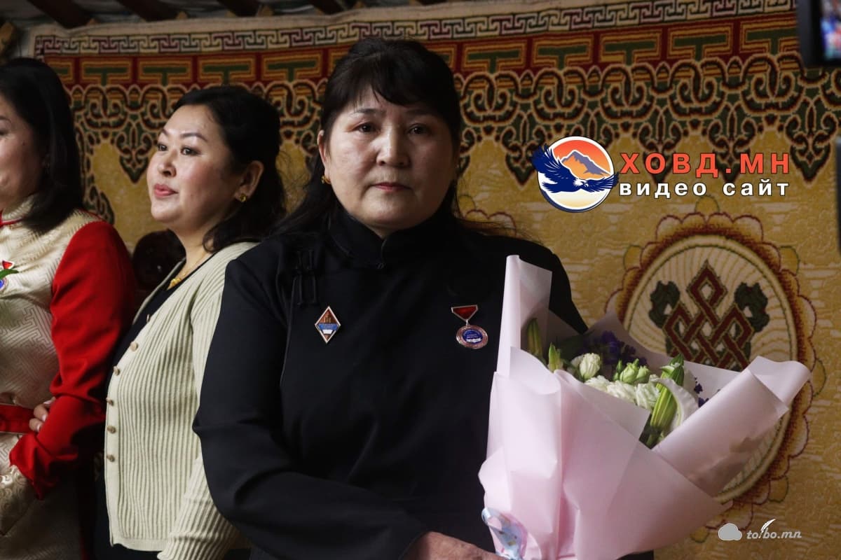 М. Атьяа Хөдөлмөрийн хүндэт медалиар энгэрээ маялаалаа.