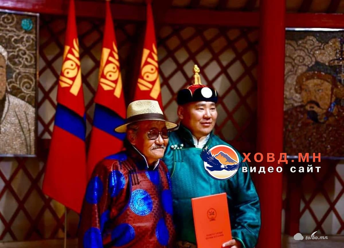 Бүрнээгийн Баянмөнх Монгол Улсын Начин цол хүртлээ.