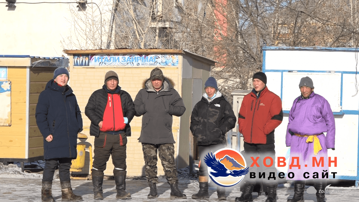 Залуучууд аймгийн төв талбайд жагсаал эхлүүллээ.