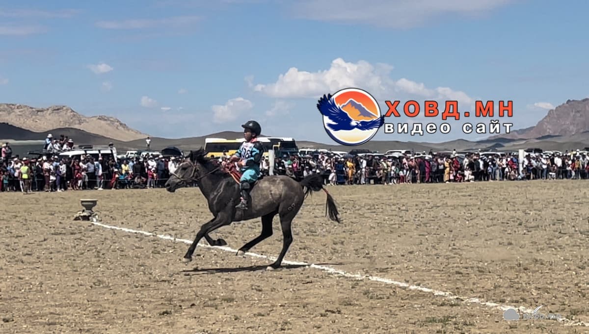 Хязаалан насны морьдын уралдаанд Ховд аймгийн Дарви сумын аймгийн алдарт уяач Г.Сүхбаатарын бор үрээ түрүүлэн ир торгон жолоо өргүүллээ
