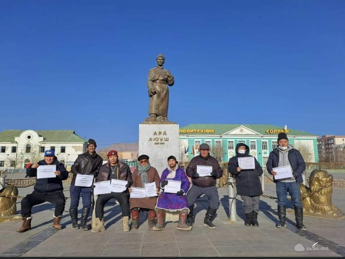 Ховдын залуучууд эсэргүүцлийн жагсаал эхлүүллээ.