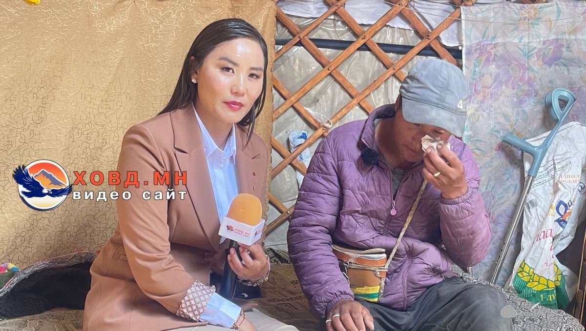 Бага насны хоёр хүүхэдтэйгээ бэтгэрч хоцорсон аав сумынхаа эмч нарт гомдож байна.