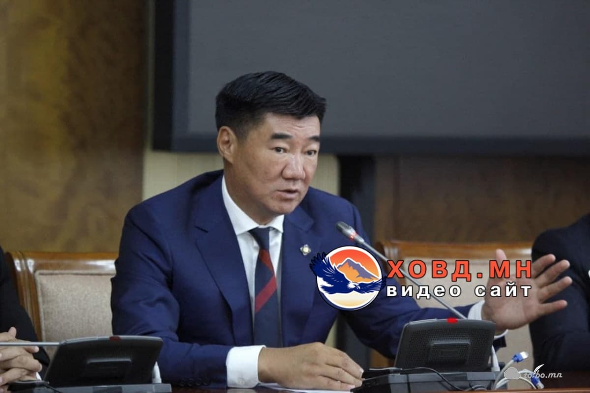 УИХ-ын гишүүн С.Бямбацогт улсын цол хүртсэн бөхчүүдийг хувийн зүгээс шагналаа