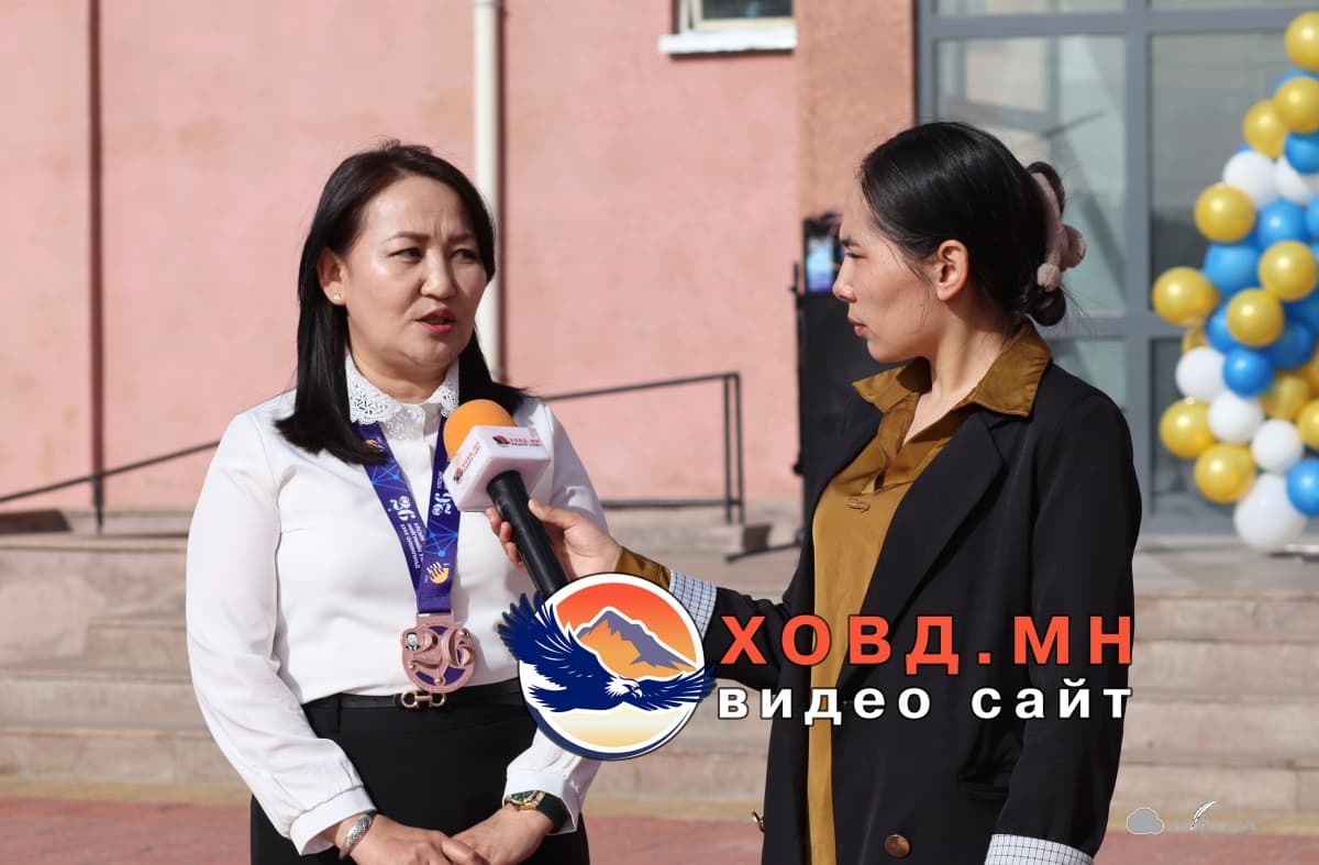 Нийгмийн ухааны улсын олимпиадаас Түүх, нийгмийн ухааны зөвлөх багш Х.Нямсүрэн хүрэл медаль авсан байна.